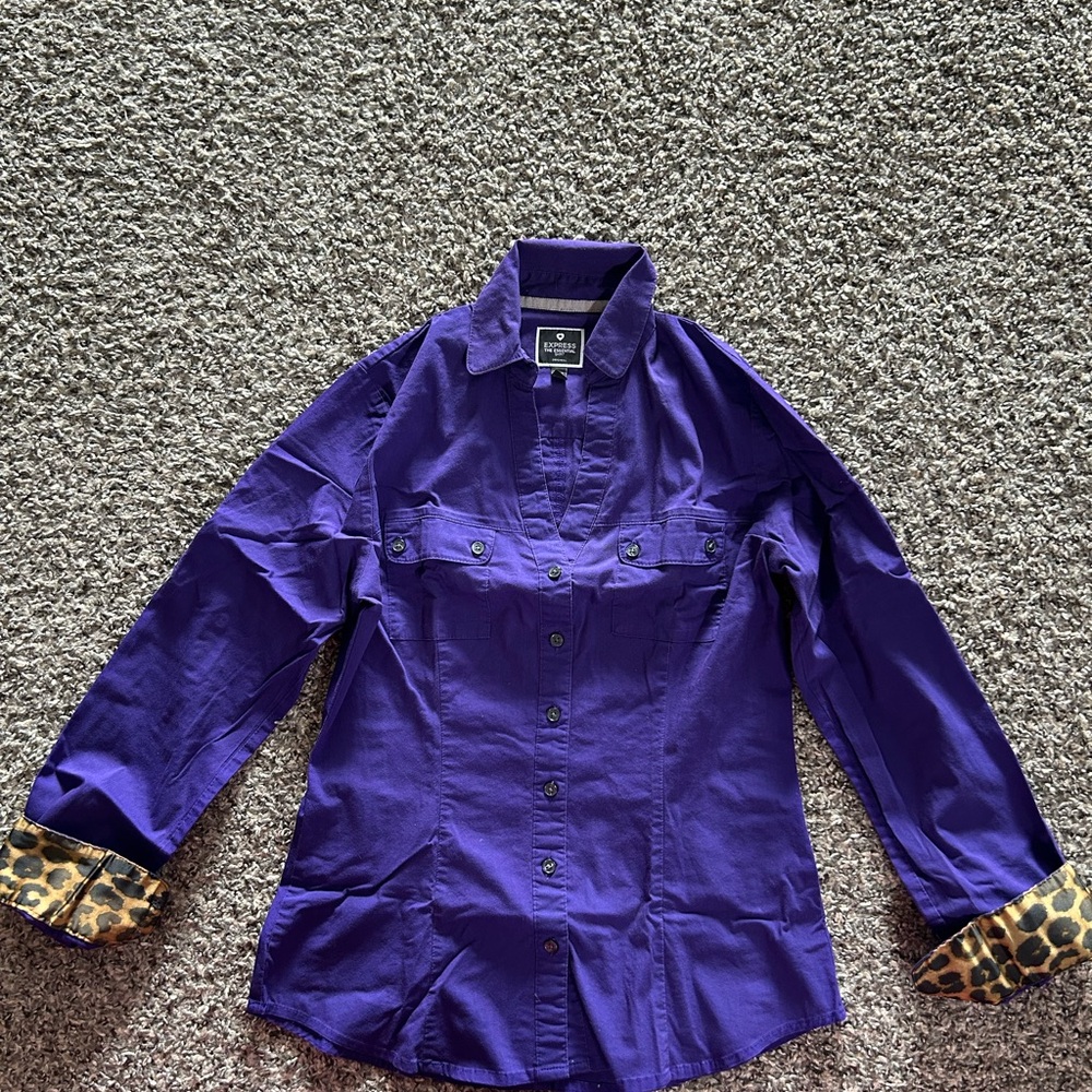 Express Essential Button-Down Blouse - Picture 3 of 9